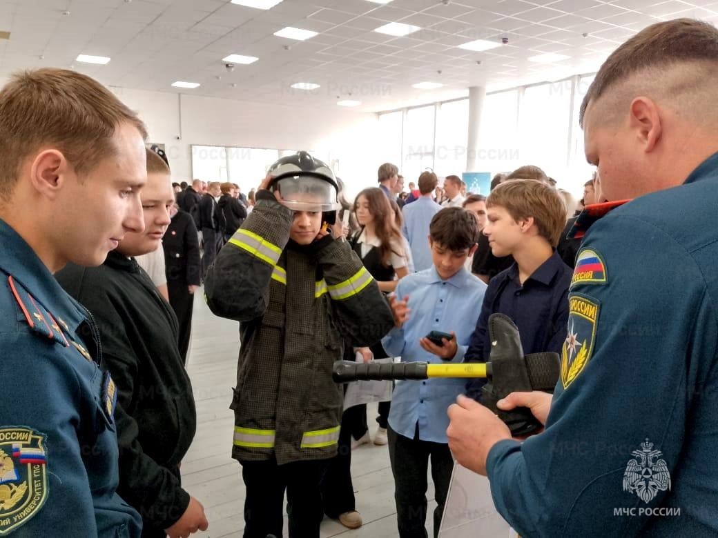 На Всероссийской ярмарке трудоустройства спасатели рассказали о своей профессии школьникам и студентам На Всероссийской ярмарке трудоустройства спасатели рассказали о своей профессии школьникам и студентам