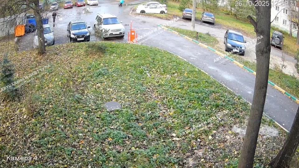 В Туле курьер на электромопеде «прошел сквозь шлагбаум»