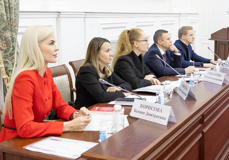 Губернатор Тульской области Дмитрий Миляев провел заседание общественного совета проекта «Герой 71» Губернатор Тульской области Дмитрий Миляев провел заседание общественного совета проекта «Герой 71»