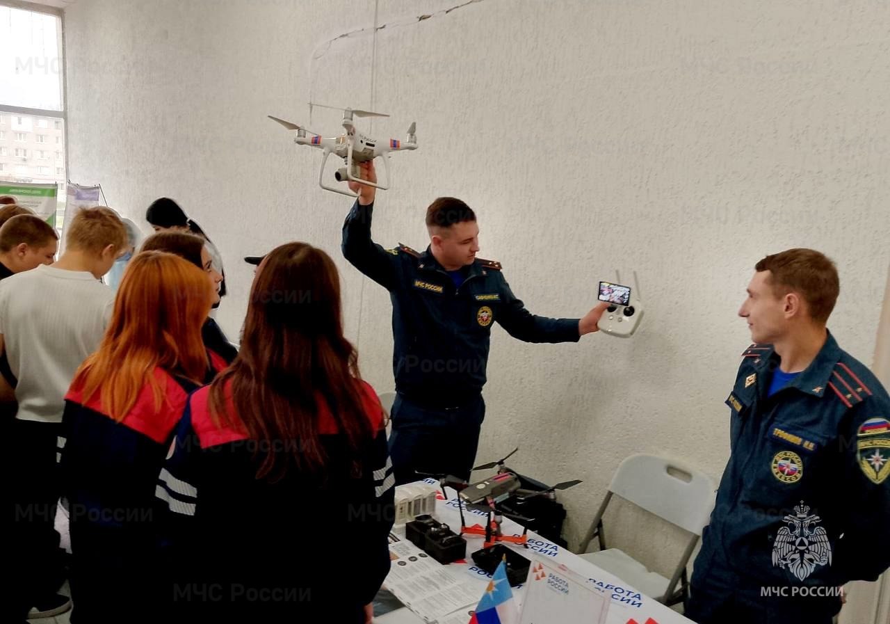На Всероссийской ярмарке трудоустройства спасатели рассказали о своей профессии школьникам и студентам На Всероссийской ярмарке трудоустройства спасатели рассказали о своей профессии школьникам и студентам