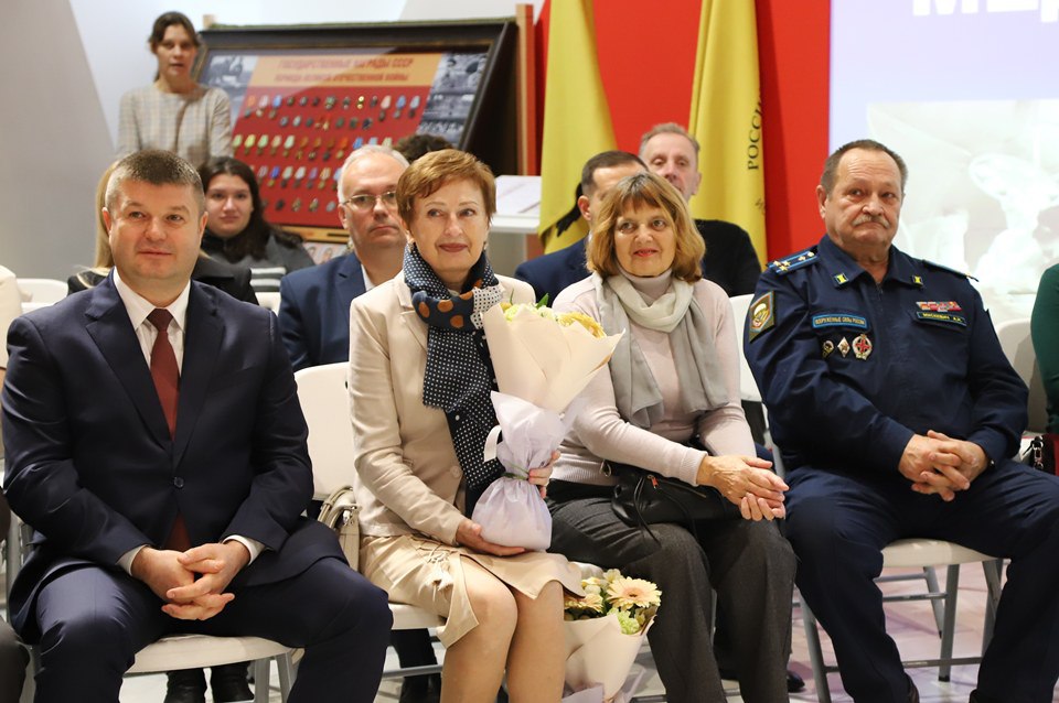 Алексей Эрк и депутаты Тульской городской Думы приняли участие в открытии выставки «Во все времена. Медики на фронтах войны» Алексей Эрк и депутаты Тульской городской Думы приняли участие в открытии выставки «Во все времена. Медики на фронтах войны»