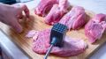 Кухня останется сверкающе чистой: простой способ отбить мясо без лишних брызг