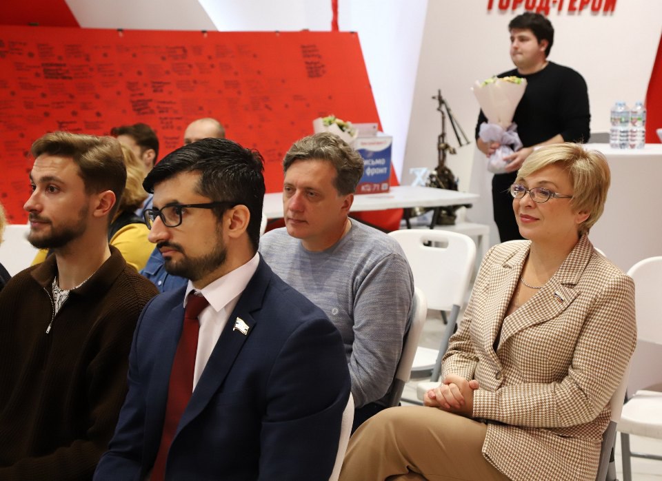 Алексей Эрк и депутаты Тульской городской Думы приняли участие в открытии выставки «Во все времена. Медики на фронтах войны» Алексей Эрк и депутаты Тульской городской Думы приняли участие в открытии выставки «Во все времена. Медики на фронтах войны»