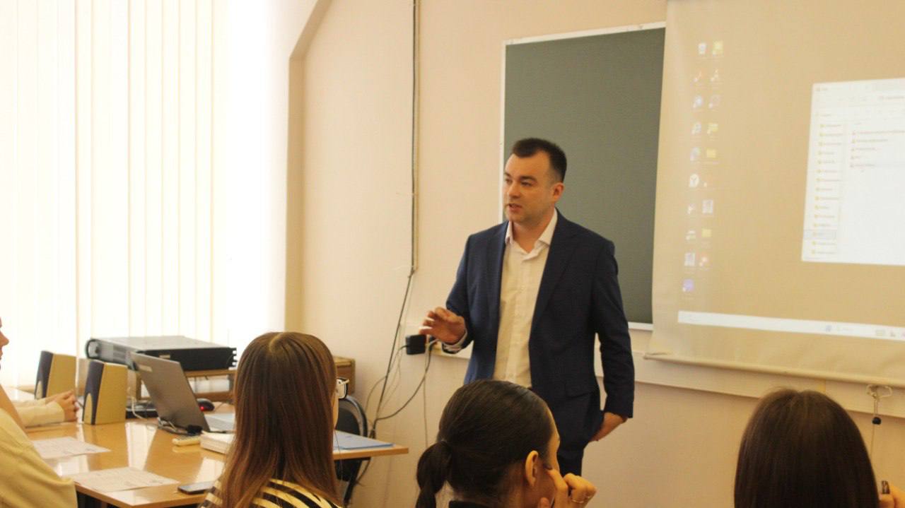 В Туле сотрудник ЦПЭ УМВД провел профилактическую встречу со студентами и рассказал им об опасности экстремизма В Туле сотрудник ЦПЭ УМВД провел профилактическую встречу со студентами и рассказал им об опасности экстремизма