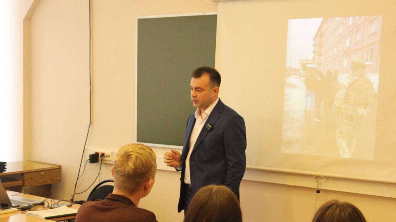 В Туле сотрудник ЦПЭ УМВД провел профилактическую встречу со студентами и рассказал им об опасности экстремизма