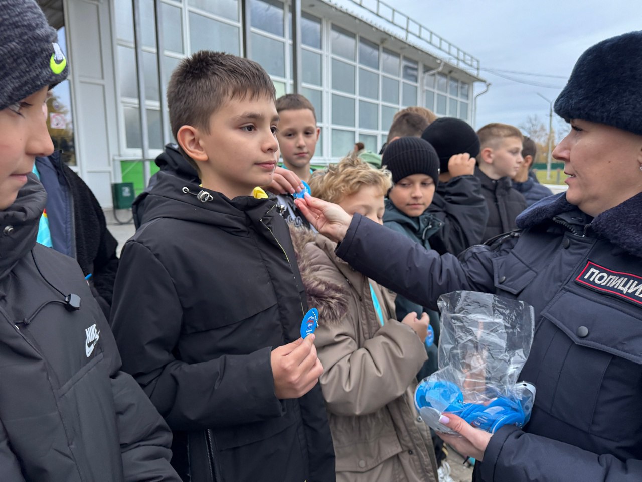 Накануне, в рамках профилактической акции «Засветись!», сотрудники суворовской Госавтоинспекции Тульской области провели с юными футболистами из Детской юношеской спортивной школы профилактические беседы по Правилам дорожной...