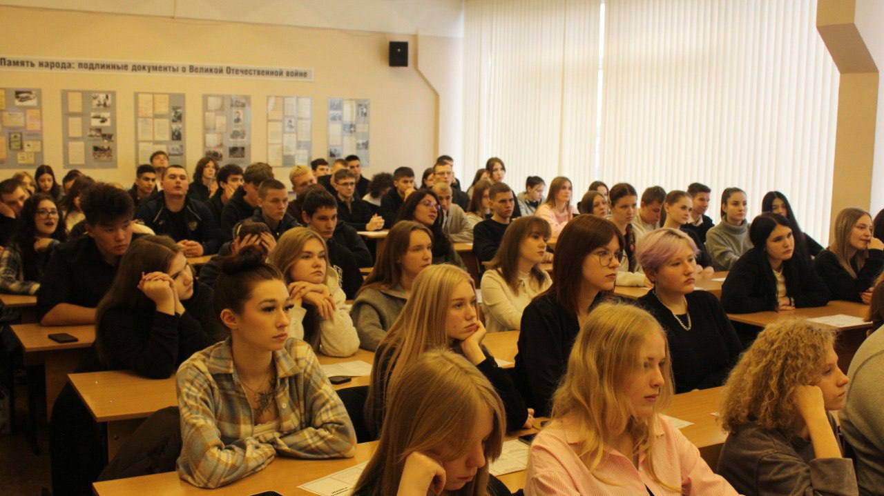 В Туле сотрудник ЦПЭ УМВД провел профилактическую встречу со студентами и рассказал им об опасности экстремизма В Туле сотрудник ЦПЭ УМВД провел профилактическую встречу со студентами и рассказал им об опасности экстремизма