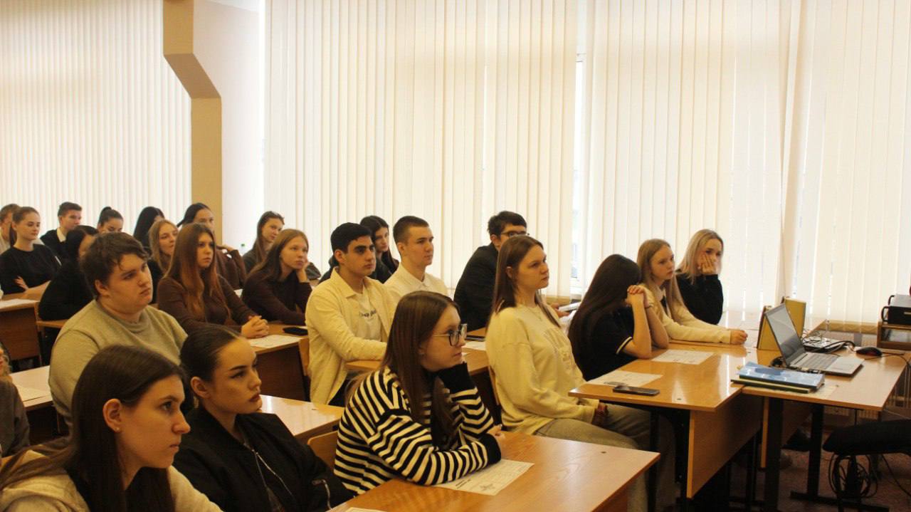 В Туле сотрудник ЦПЭ УМВД провел профилактическую встречу со студентами и рассказал им об опасности экстремизма В Туле сотрудник ЦПЭ УМВД провел профилактическую встречу со студентами и рассказал им об опасности экстремизма