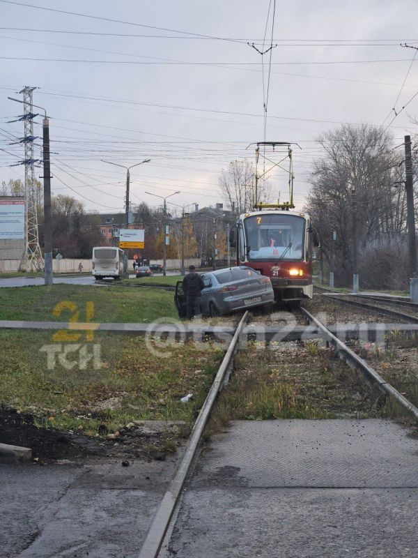 Трамвай столкнулся с легковушкой на путях на улице Хворстухина