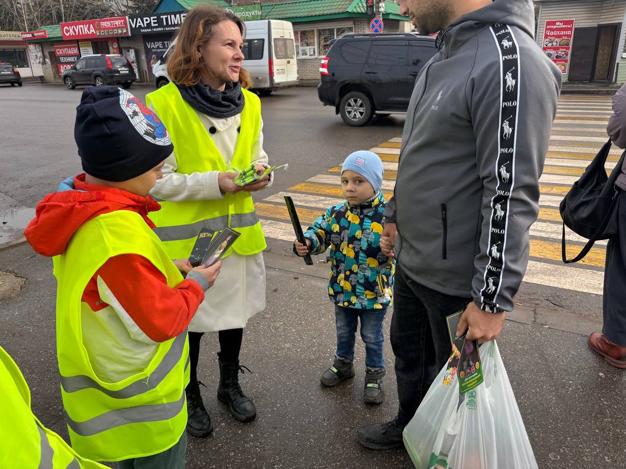 Сотрудники отдела Госавтоинспекции ОМВД России по Щекинскому району Тульской области совместно с ребятами из отряда ЮИД МБОУ «СОШ №20» провели на улицах города профилактическую акцию "Засветись!", направленную на на...