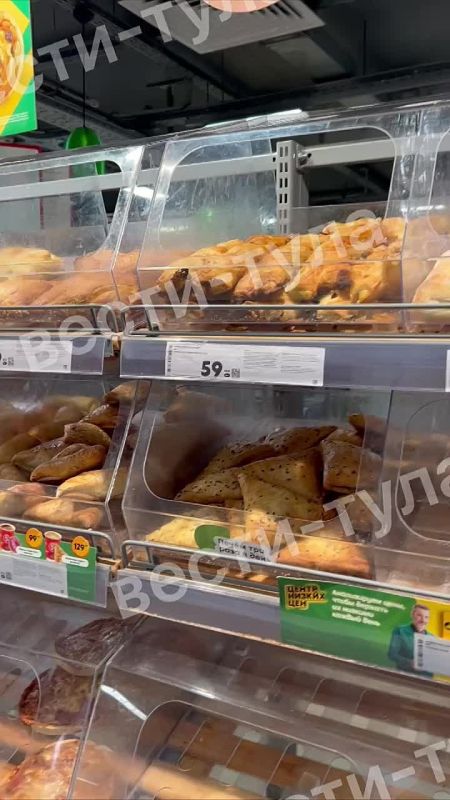 А кто у нас тут живёт?. В местной "Пятёрочке" в Ленинском живет кот в булках… #подписчики_жалуются