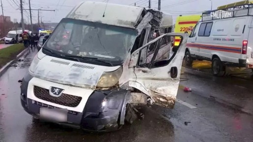 Четыре человека погибли, еще 20 пострадали при столкновении трамвая, двух маршруток и легковой машины на Пролетарском мосту в Туле, сообщают "Вести