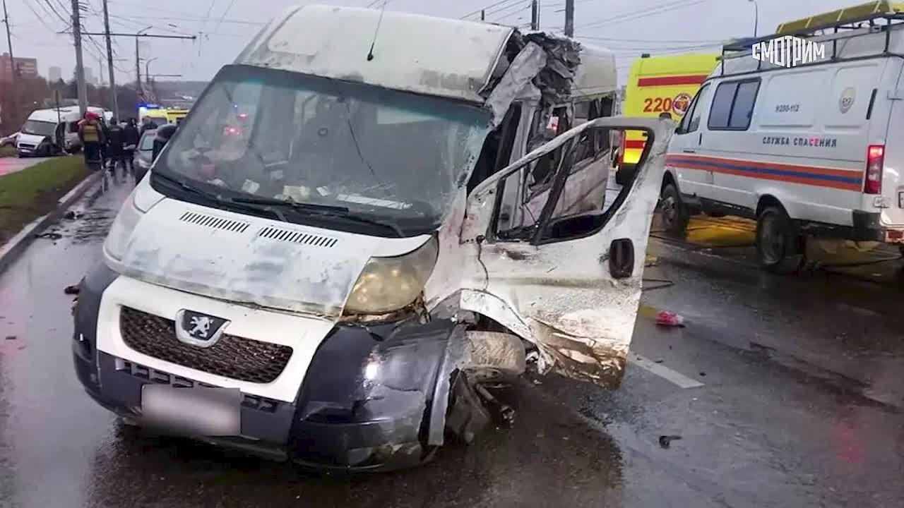 Четыре человека погибли, еще 20 пострадали при столкновении трамвая, двух маршруток и легковой машины на Пролетарском мосту в Туле, сообщают "Вести