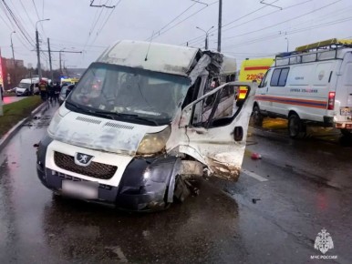 Четыре человека погибли и 19 пострадали в результате столкновения трамвая, двух пассажирских газелей и одного легкового автомобиля на Пролетарском мосту в Туле, сообщили "Известиям" в МВД