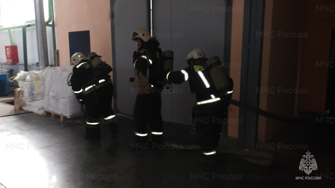 Веневские спасатели провели учения в производственном здании Веневские спасатели провели учения в производственном здании