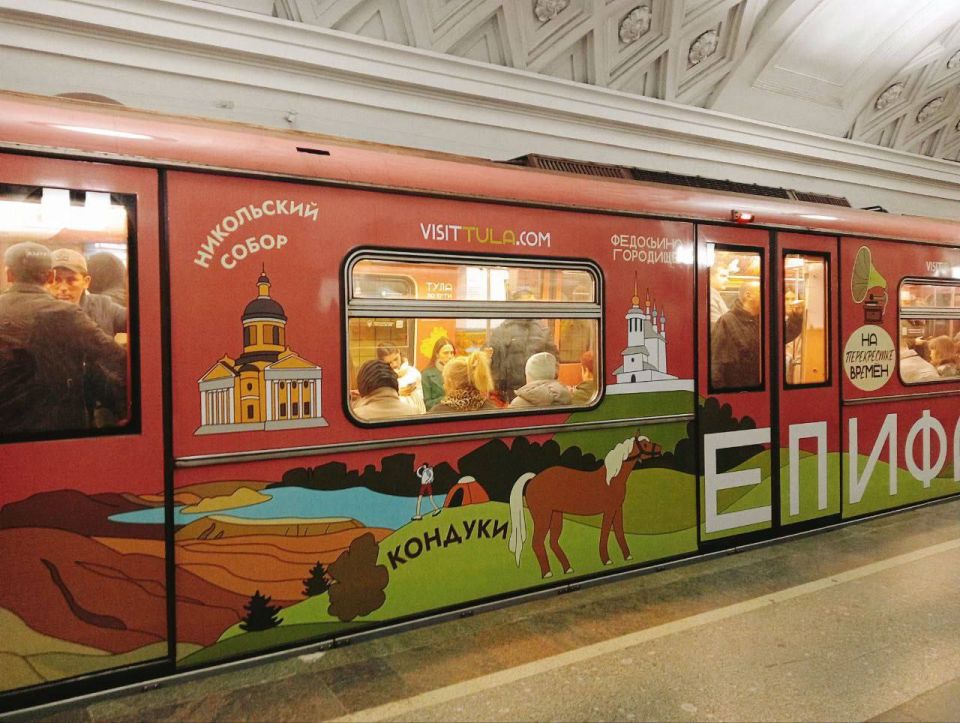 Метрополитен столицы: собор и храм изображены без крестов на поезде, посвященном Тульской области