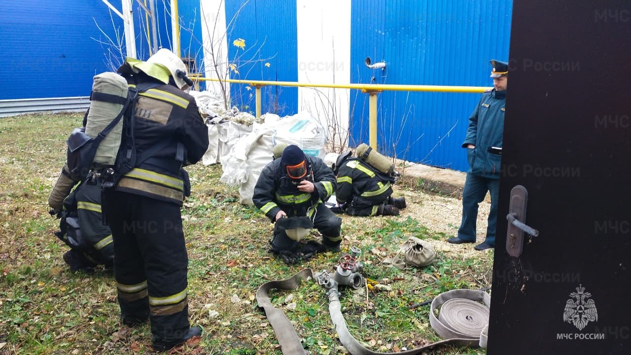 Веневские спасатели провели учения в производственном здании Веневские спасатели провели учения в производственном здании