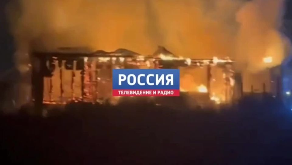 Мощный пожар в коттеджном посёлке Ивановка в деревне Медвенка спалил дом до тла