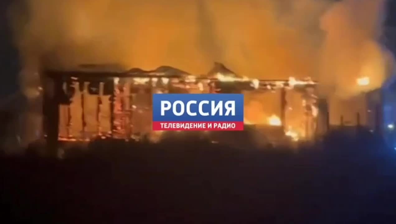 Мощный пожар в коттеджном посёлке Ивановка в деревне Медвенка спалил дом до тла