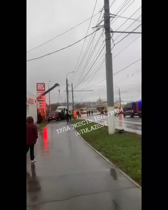 Одну из маршруток, столкнувшихся с трамваем, грузят на эвакуатор с помощью крана