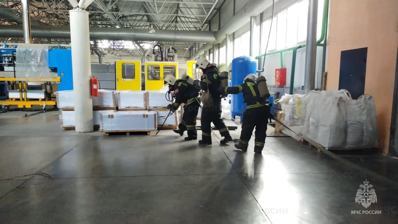 Веневские спасатели провели учения в производственном здании Веневские спасатели провели учения в производственном здании