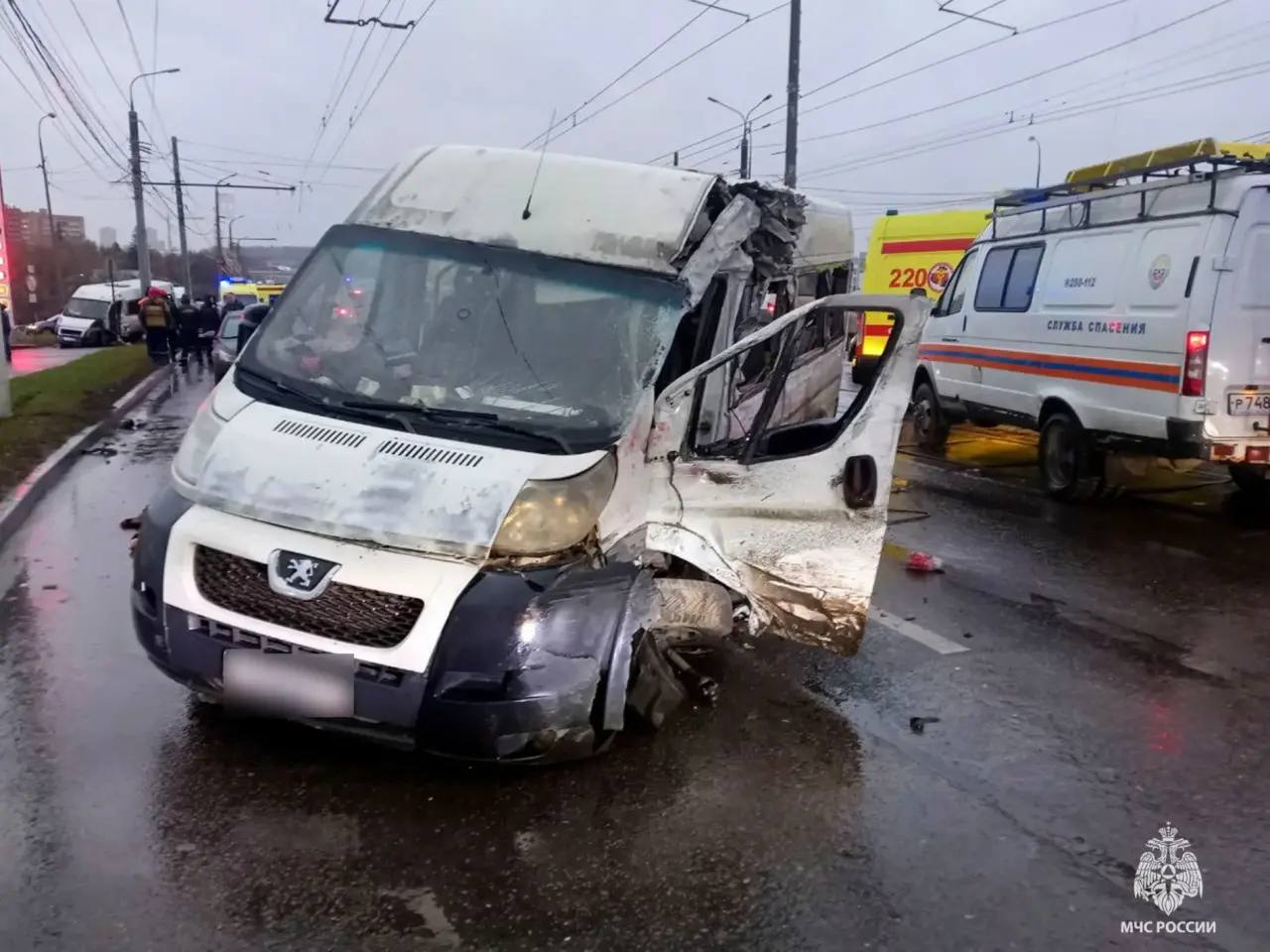 Четыре человека погибли, 19 человек пострадали в результате столкновения трамвая, двух маршруток и легковушки на Пролетарском мосту в Туле