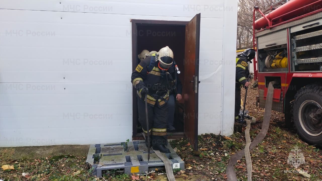 Веневские спасатели провели учения в производственном здании Веневские спасатели провели учения в производственном здании