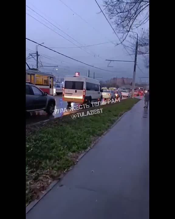 Жуткое ДТП в центре Тулы. Очевидцы сообщают: на Пролетарском мосту столкнулись трамвай и две маршрутки