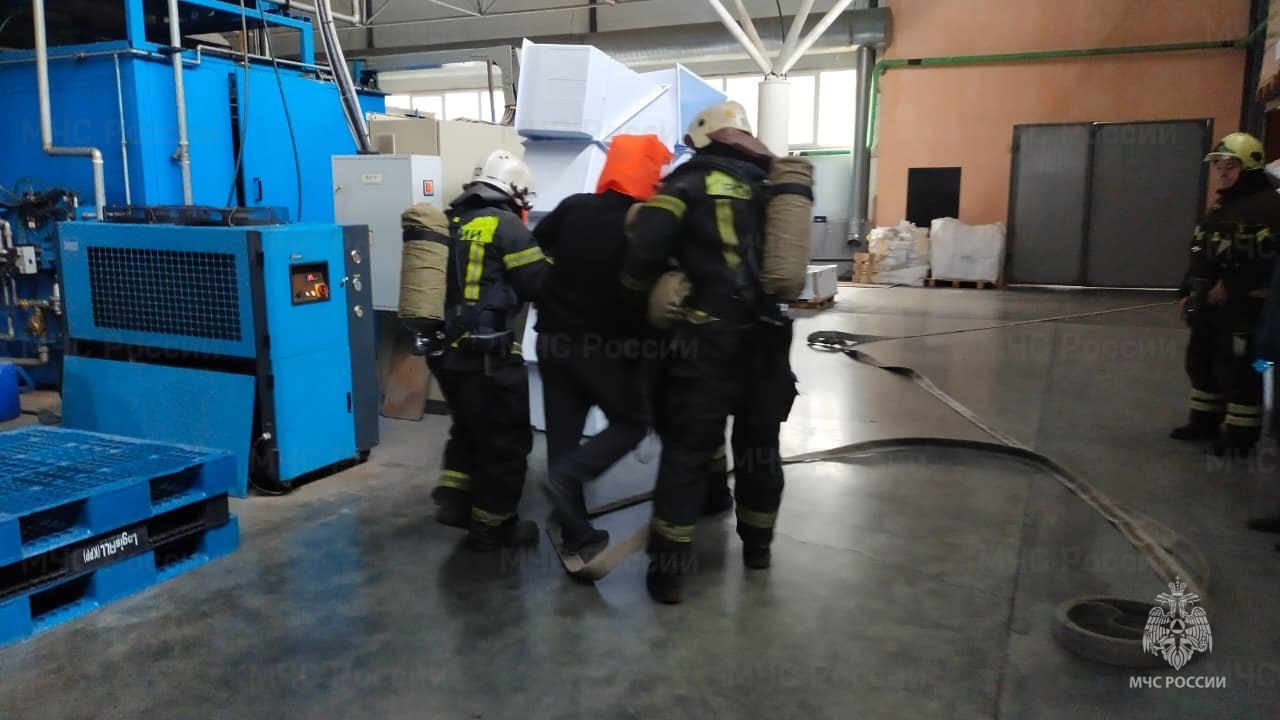 Веневские спасатели провели учения в производственном здании Веневские спасатели провели учения в производственном здании