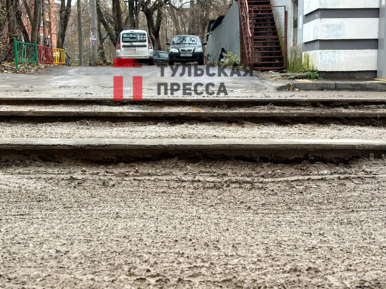 Суровые будни на Михеева: водитель «Газели» порезал шины о рельсы Суровые будни на Михеева: водитель «Газели» порезал шины о рельсы