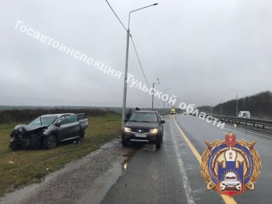 31 октября в 14:05 на 14-ом километре автодороги Тула - Новомосковск Киреевского района Тульской области, мужчина 1978 года рождения, управляя автомобилем «Ситрак», по предварительной информации, не справился с управлением...