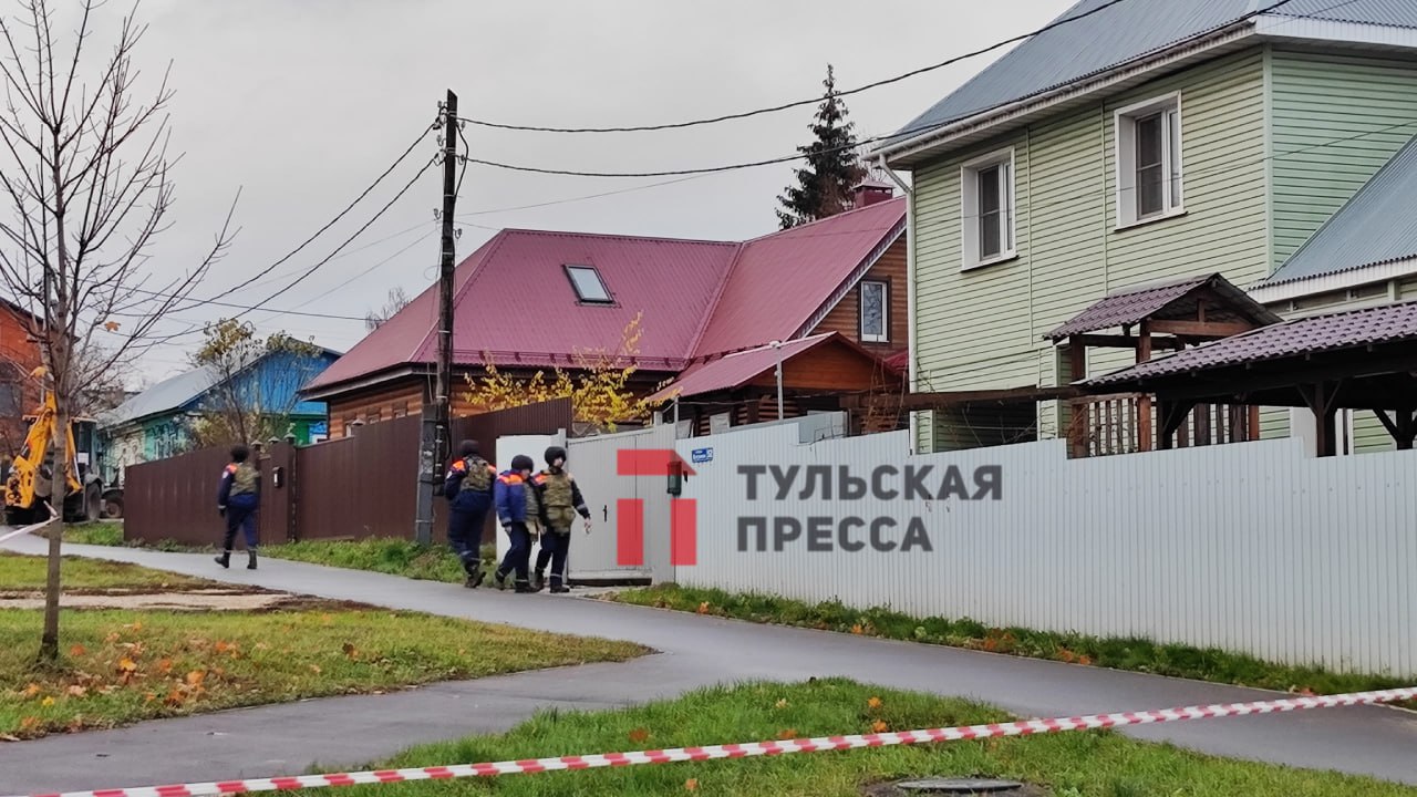 Сотрудники службы спасения обходят еще раз дома, чтобы проверить, есть кто или нет