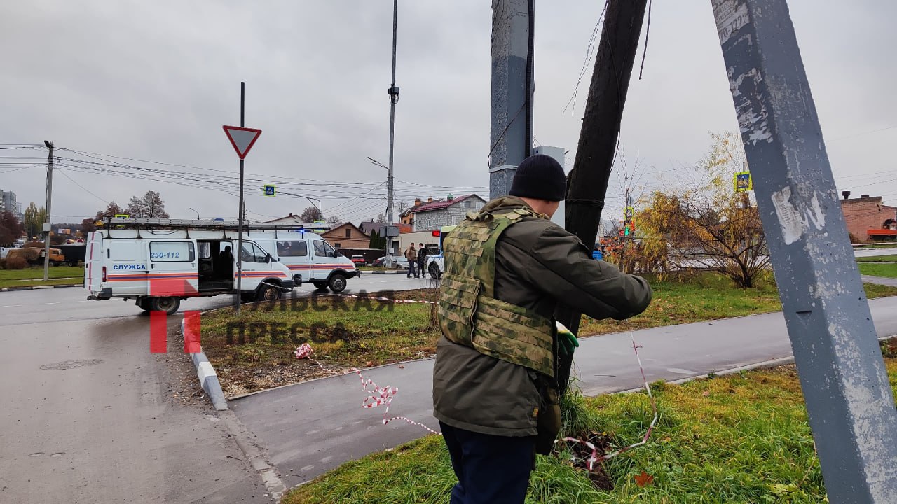Сотрудники службы спасения обходят еще раз дома, чтобы проверить, есть кто или нет Сотрудники службы спасения обходят еще раз дома, чтобы проверить, есть кто или нет