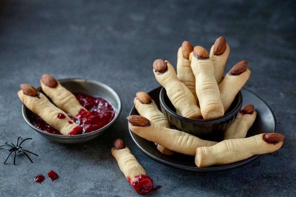 Пугающе вкусные «Пальцы» на Хэллоуин: как удивить гостей?