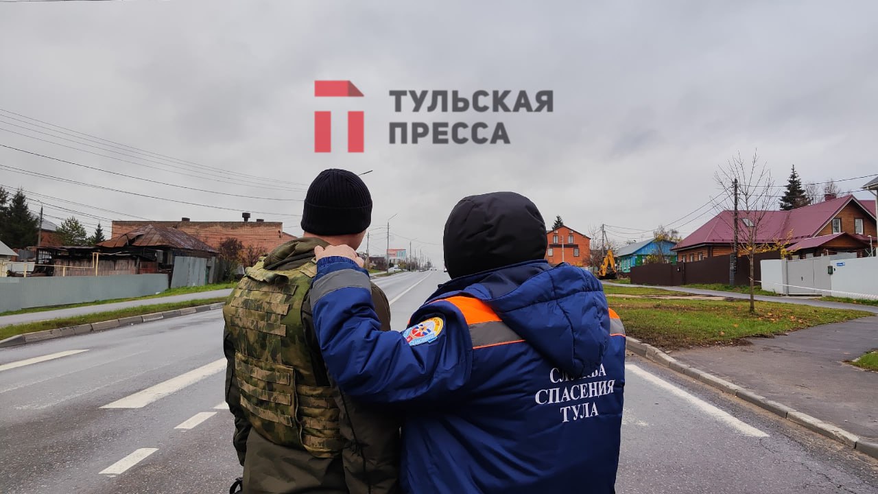 Сотрудники службы спасения обходят еще раз дома, чтобы проверить, есть кто или нет Сотрудники службы спасения обходят еще раз дома, чтобы проверить, есть кто или нет