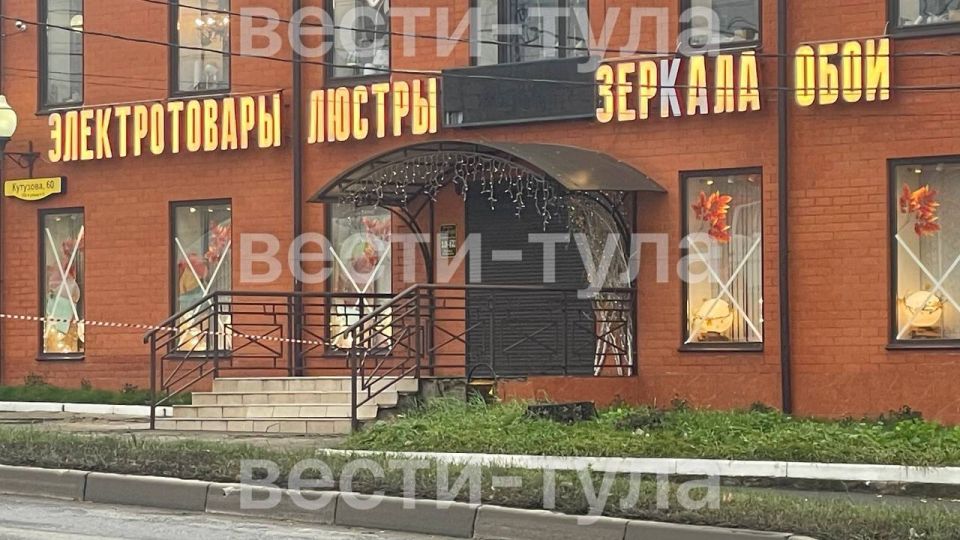 Для безопасности жителей на месте, где упали обломки беспилотника, администрация города провела обклейку окон