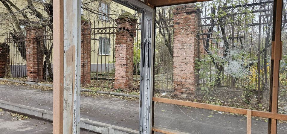 В Туле вандалы разгромили трамвайную остановку на улице Мира