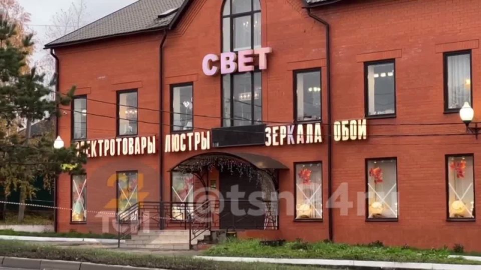 На улице Кутузова, где были обнаружены обломки беспилотника, в домах окна заклеили крестами для безопасности