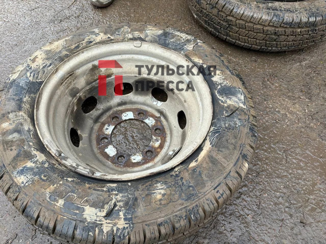 Суровые будни на Михеева: водитель «Газели» порезал шины о рельсы Суровые будни на Михеева: водитель «Газели» порезал шины о рельсы