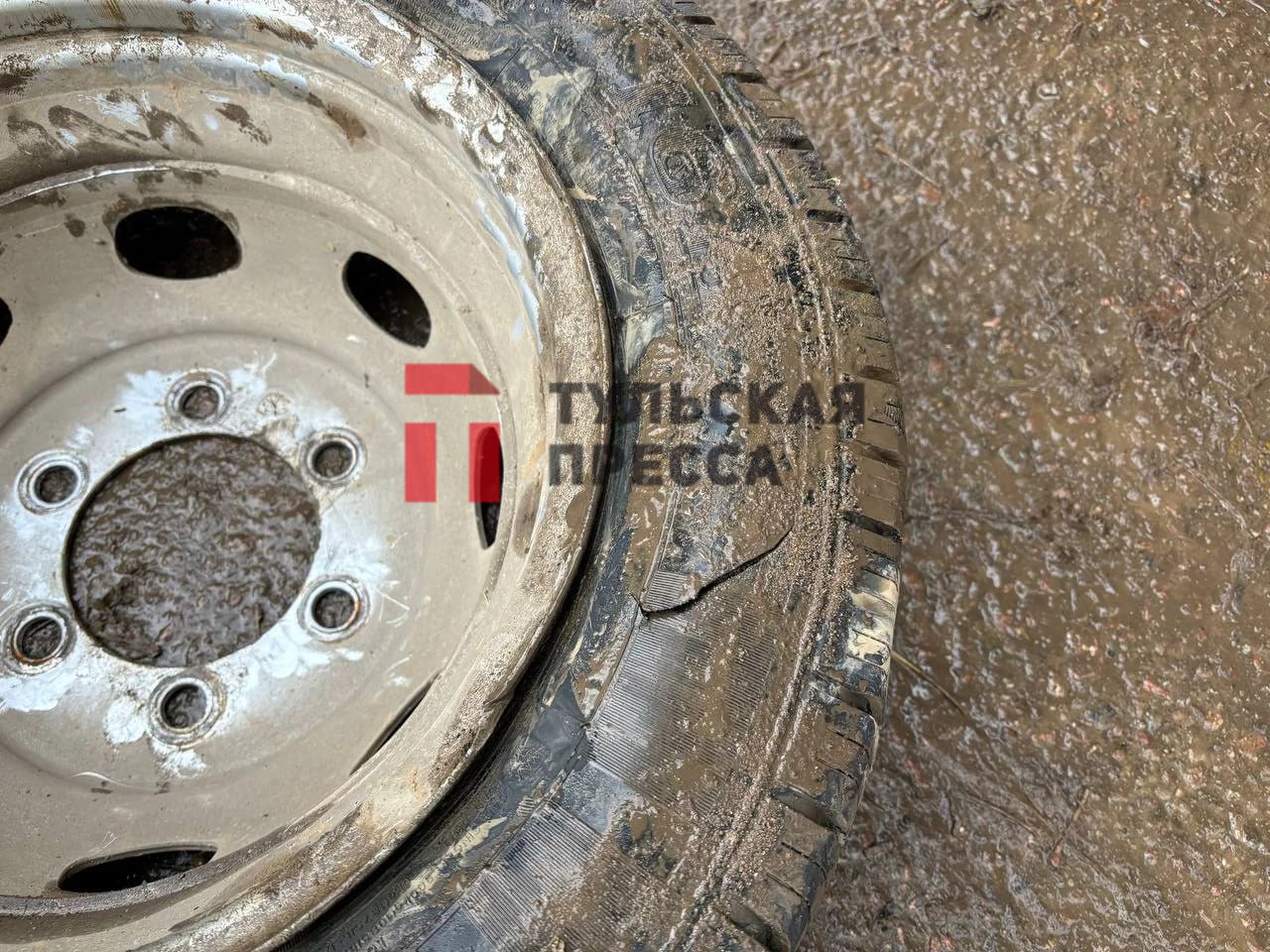 Суровые будни на Михеева: водитель «Газели» порезал шины о рельсы