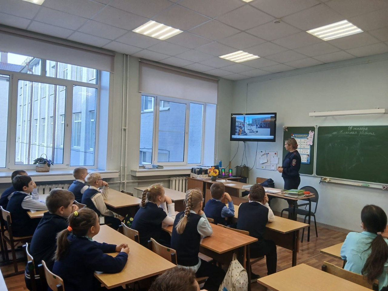 Накануне, сотрудники управления Госавтоинспекции Тульской области посетили МБОУ «ЦО №16» города Тулы , где для учащихся начальных классов провели профилактическое мероприятие в рамках акции "Засветись!"