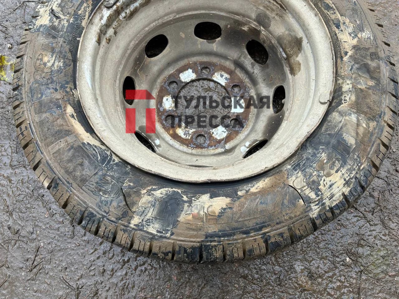 Суровые будни на Михеева: водитель «Газели» порезал шины о рельсы Суровые будни на Михеева: водитель «Газели» порезал шины о рельсы