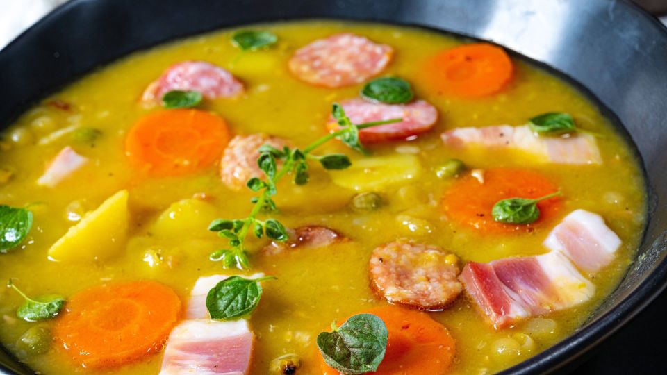 Домашние будут уплетать гороховый суп за обе щеки: просто добавьте в него этот овощ