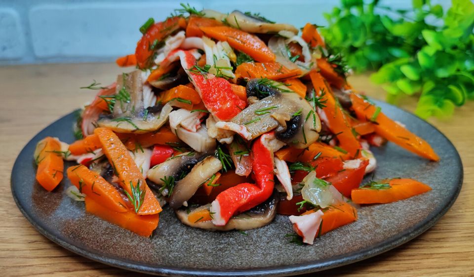 Легкий и ароматный салат: крабовые палочки с овощами на вашем столе