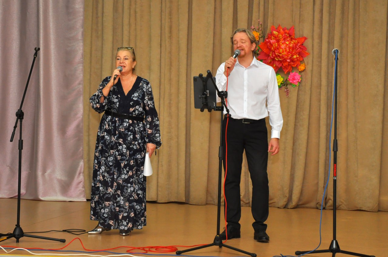 Артисты Культурного центра УМВД провели праздничный концерт ко Дню народного единства для дома престарелых