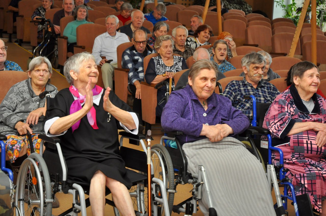 Артисты Культурного центра УМВД провели праздничный концерт ко Дню народного единства для дома престарелых Артисты Культурного центра УМВД провели праздничный концерт ко Дню народного единства для дома престарелых