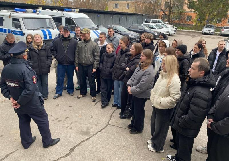 В рамках профориентационной акции «Будь в форме» сотрудники УМВД России по городу Туле провели встречу с учащимися Юридического полицейского колледжа В рамках профориентационной акции «Будь в форме» сотрудники УМВД России по городу Туле провели встречу с учащимися Юридического полицейского колледжа