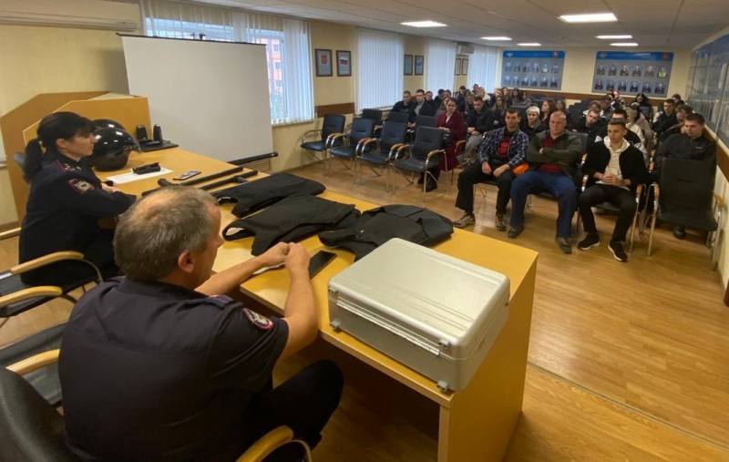 В рамках профориентационной акции «Будь в форме» сотрудники УМВД России по городу Туле провели встречу с учащимися Юридического полицейского колледжа В рамках профориентационной акции «Будь в форме» сотрудники УМВД России по городу Туле провели встречу с учащимися Юридического полицейского колледжа