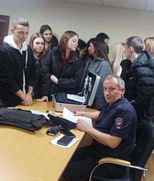 В рамках профориентационной акции «Будь в форме» сотрудники УМВД России по городу Туле провели встречу с учащимися Юридического полицейского колледжа В рамках профориентационной акции «Будь в форме» сотрудники УМВД России по городу Туле провели встречу с учащимися Юридического полицейского колледжа