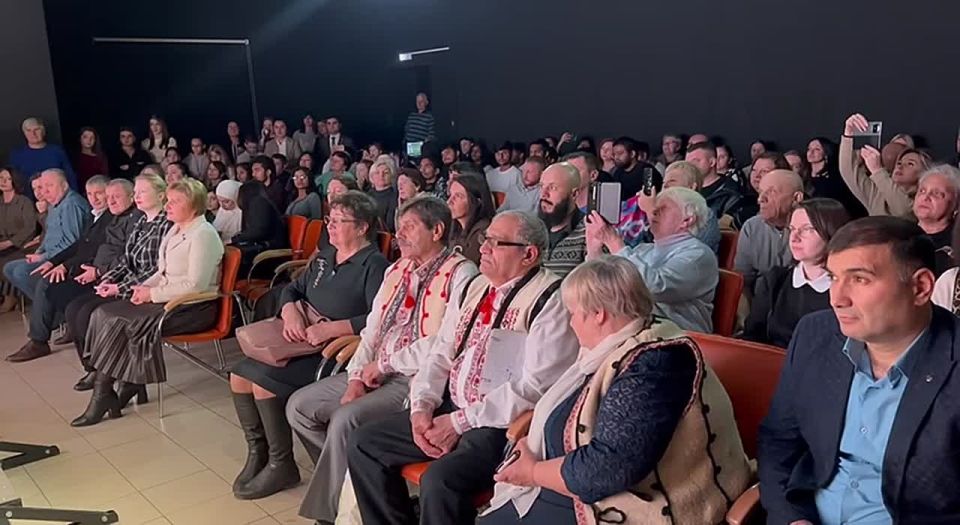 В эти минуты в ремесленном дворе «Добродей» проходит официальное открытие XIX межрегионального фестиваля национальных культур «Страна в миниатюре»